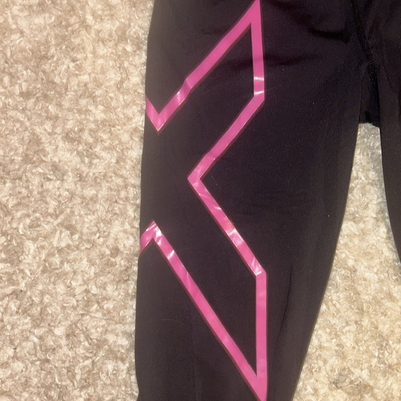 2XU Women’s Core Compression Cropped Tights Black/Pink - Picture 3 of 6